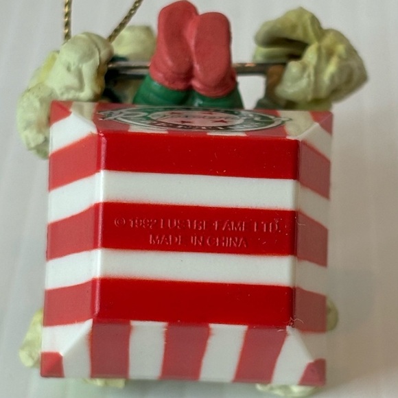 Lustre Fame Christmas Traditions “Kid In Popcorn Box” Ornament 1992 - Picture 8 of 11